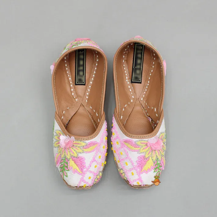 Fashion Bead And Floral Thread-Embroidered Jutti Shoes